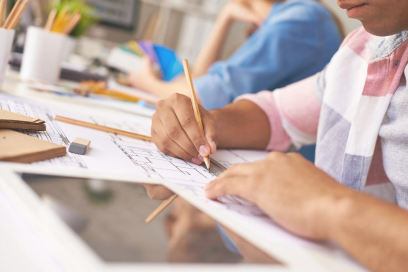 Session de travail en analyse financière avec données complexes